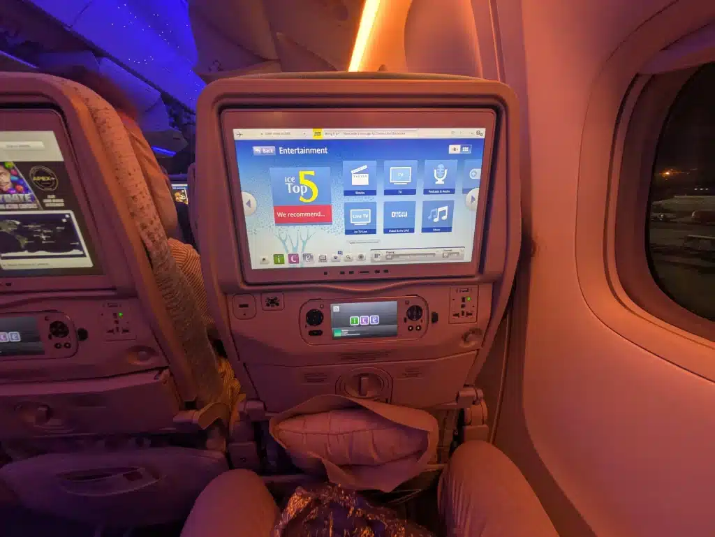 The Dubai Nomad - Emirates 777 Review - seats - legroom